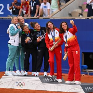 sara-sorribes-y-cristina-bucsa-medalla-bronce-2-300x300