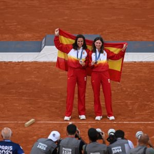 sara-sorribes-y-cristina-bucsa-medalla-bronce-3-300x300