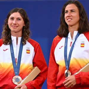 sara-sorribes-y-cristina-bucsa-medalla-bronce-300x300